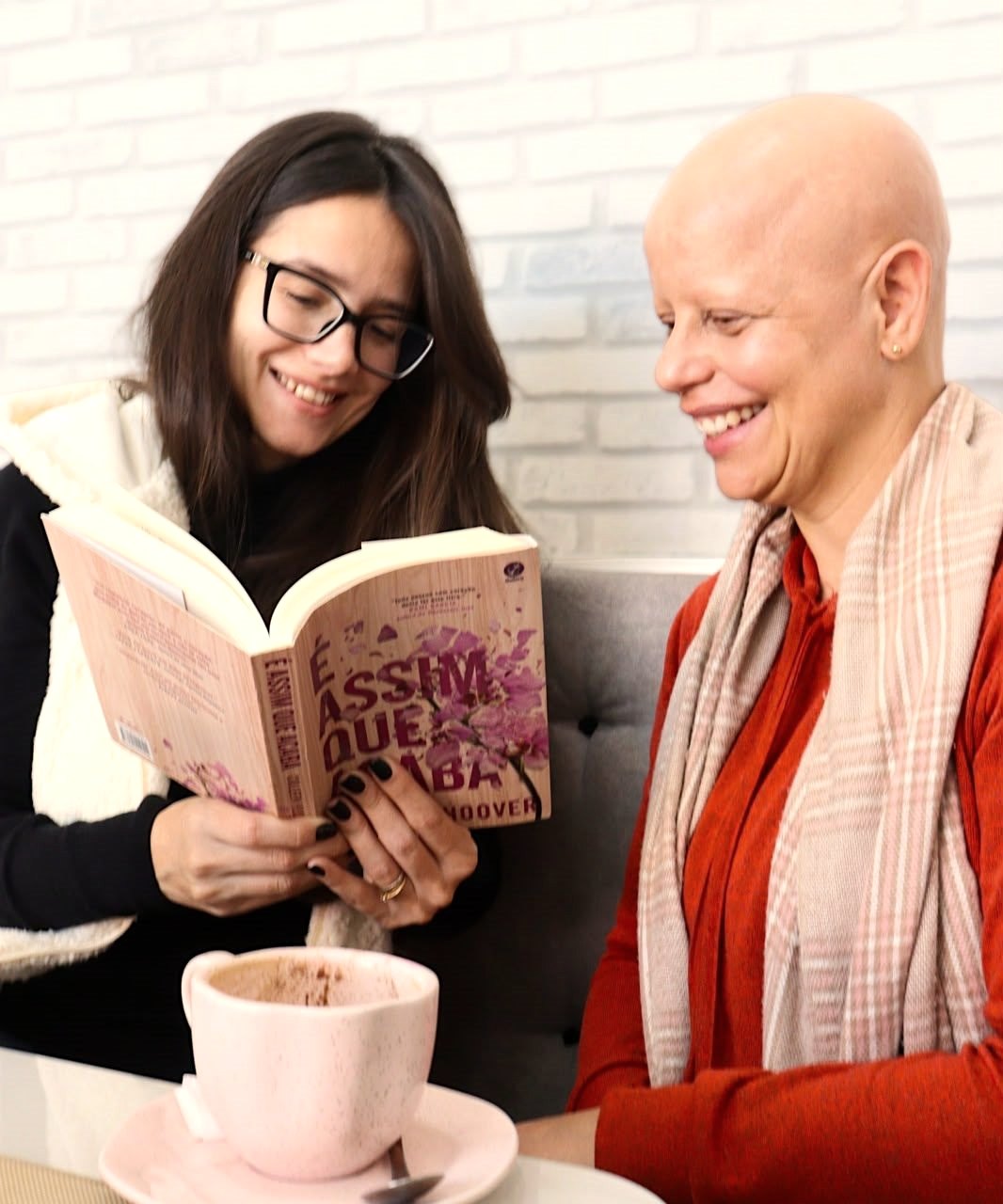 Duas mulheres conversando sobre um livro no Clube do Livro