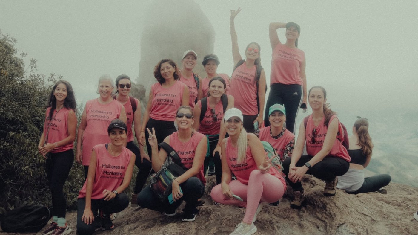 Grupo do Mulheres na Montanha no topo da serra