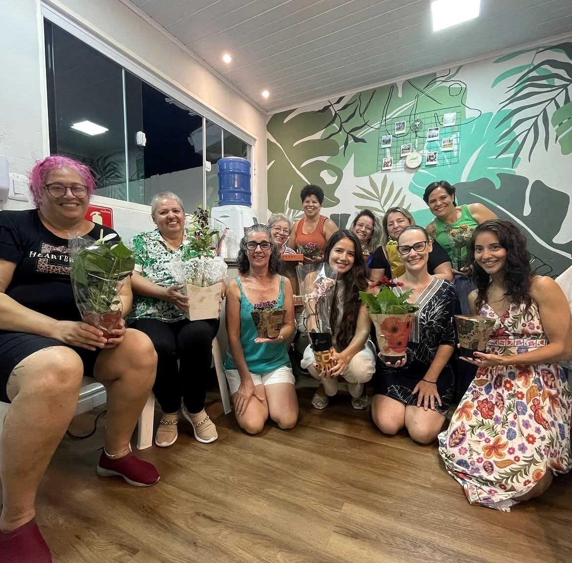 Participantes do projeto Movi-Mente com plantas nas mãos