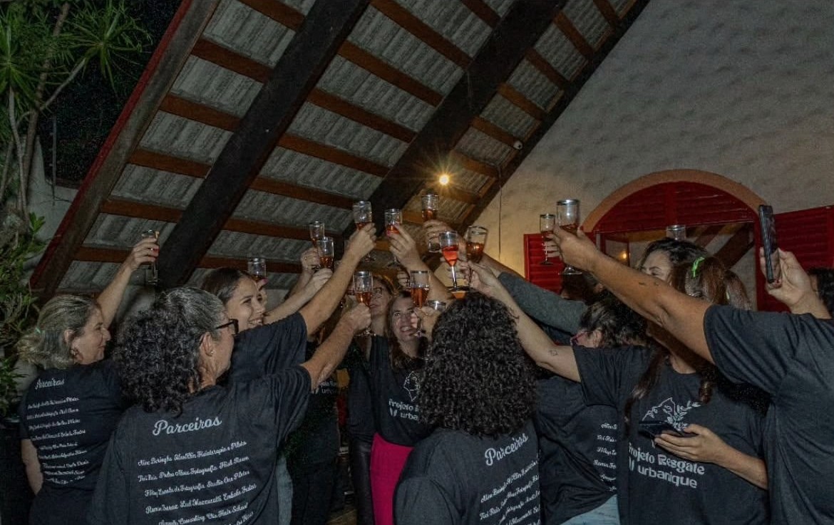 Mulheres brindando no encerramento do Projeto Resgate