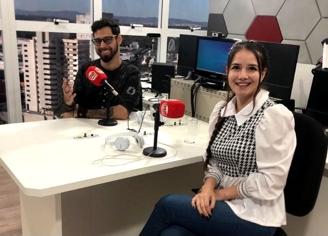 Aline em entrevista no estúdio da Rádio 012