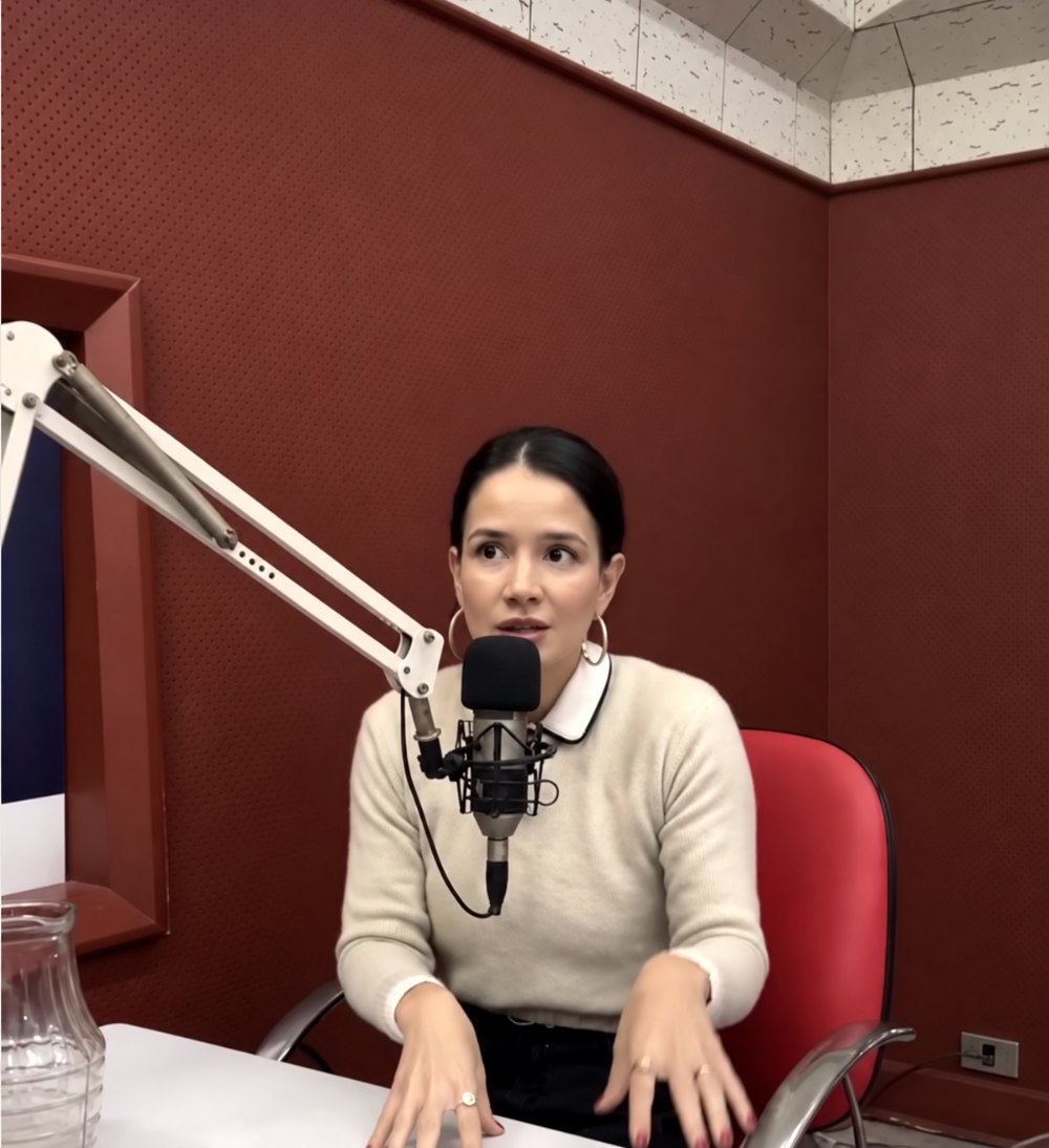 Aline em entrevista no estúdio da Rede Difusora