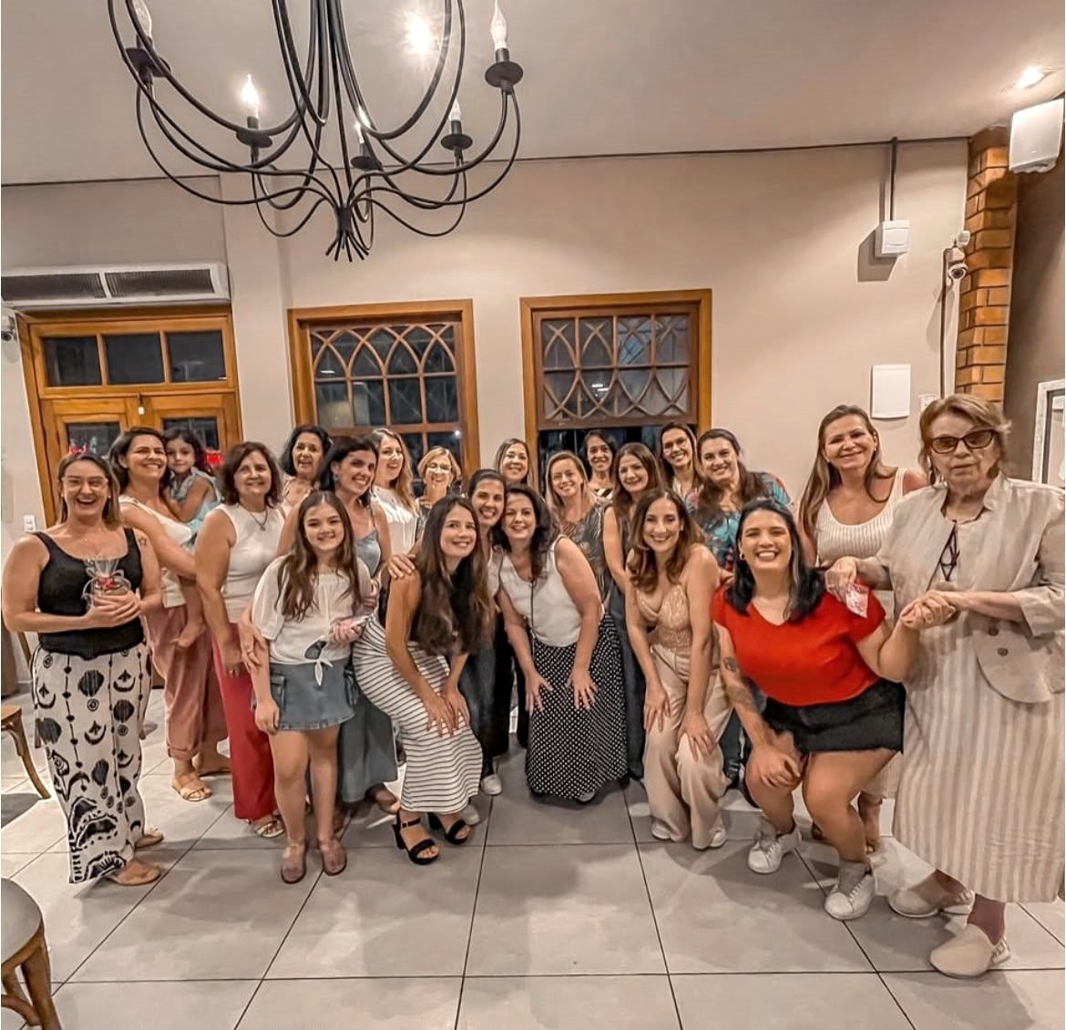 Grupo reunido com Aline Beringhs em palestra na Roza Cosméticos
