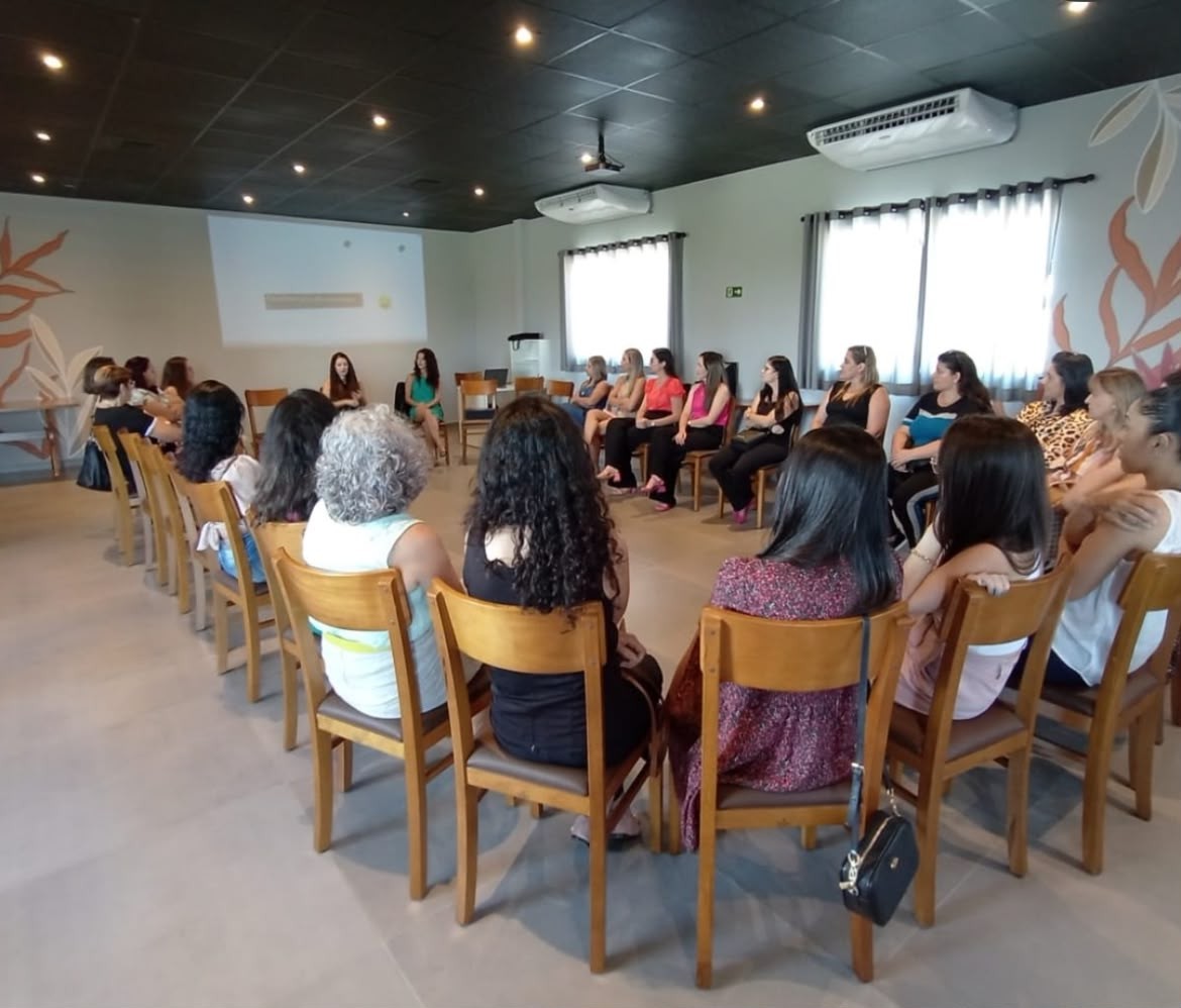 Público em roda durante palestra no Sindicato dos Contadores